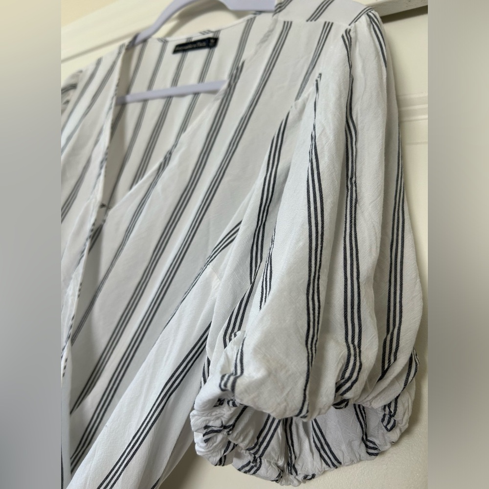 Abercrombie & Fitch White and Gray Puff Sleeve Wrap Blouse - Picture 3 of 10